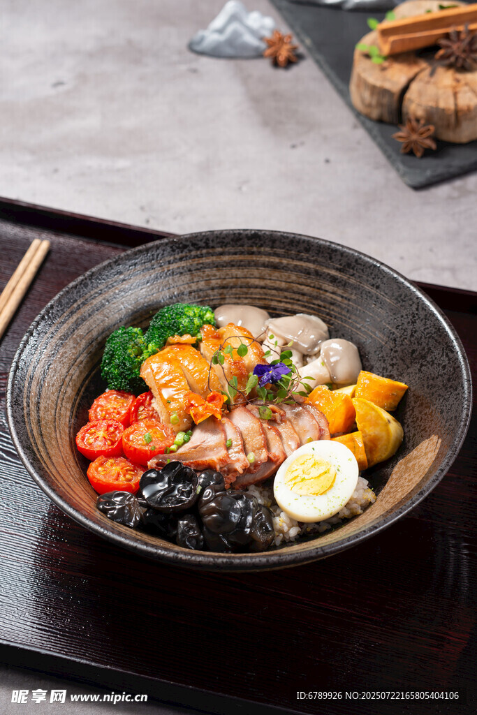 黑叉烧鸡腿排双拼饭