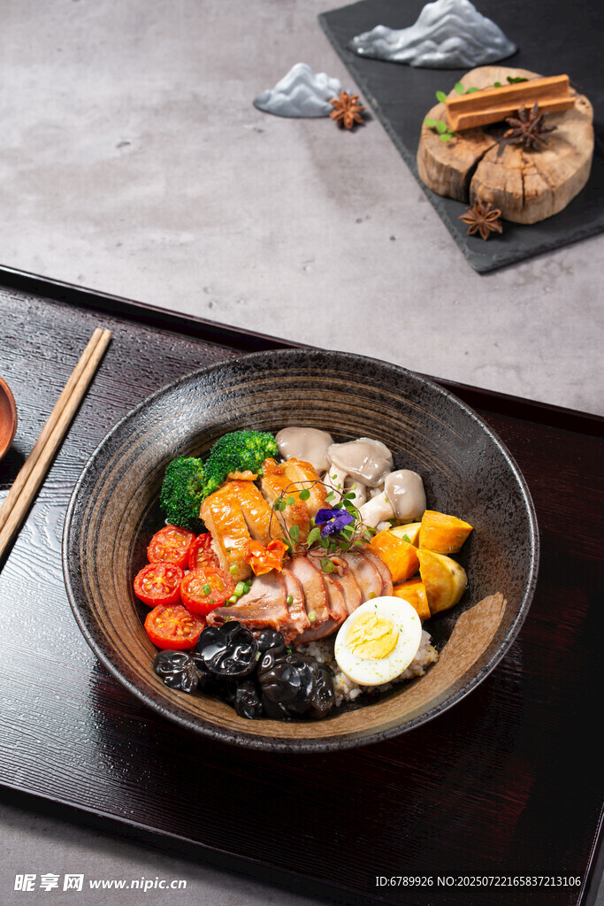黑叉烧鸡腿排双拼饭
