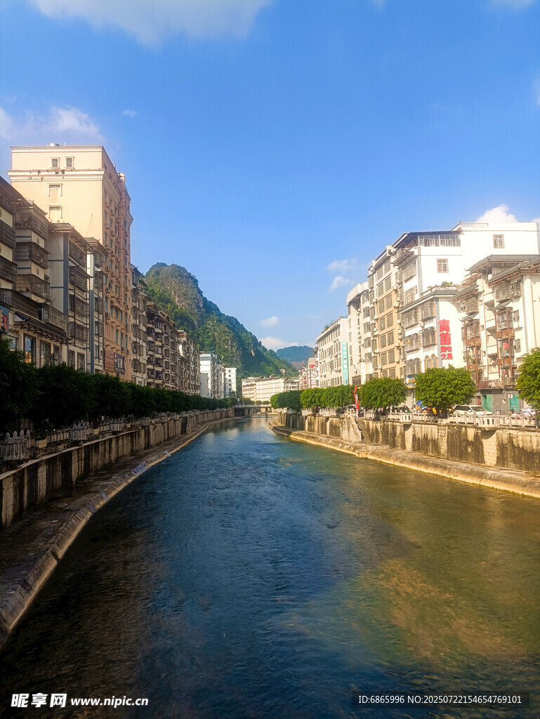 城市河畔风光