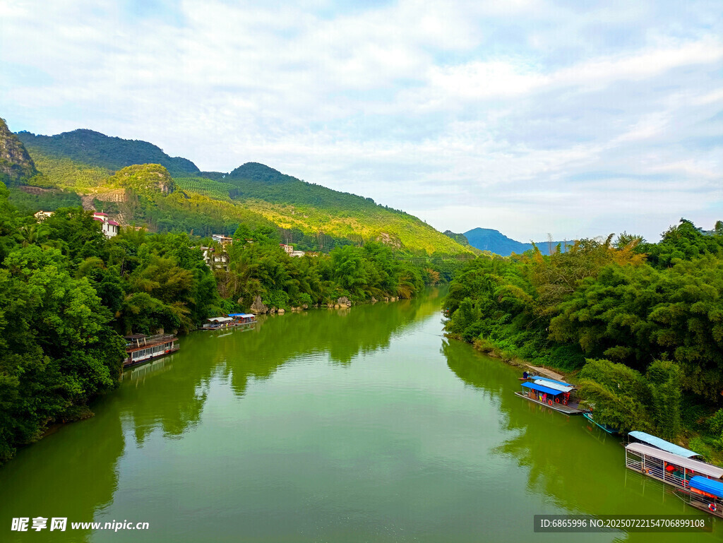 青山绿水间的宁静河道