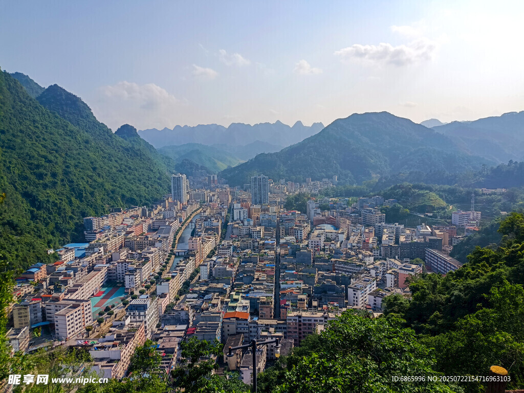 俯瞰山间城市美景
