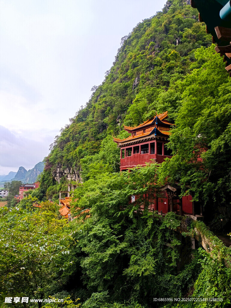 山间古建隐于葱郁绿意中