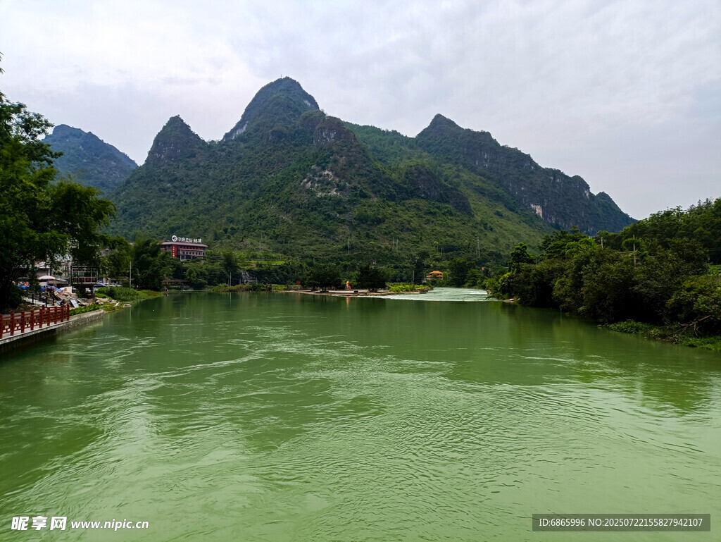 青山绿水间的秀丽江河