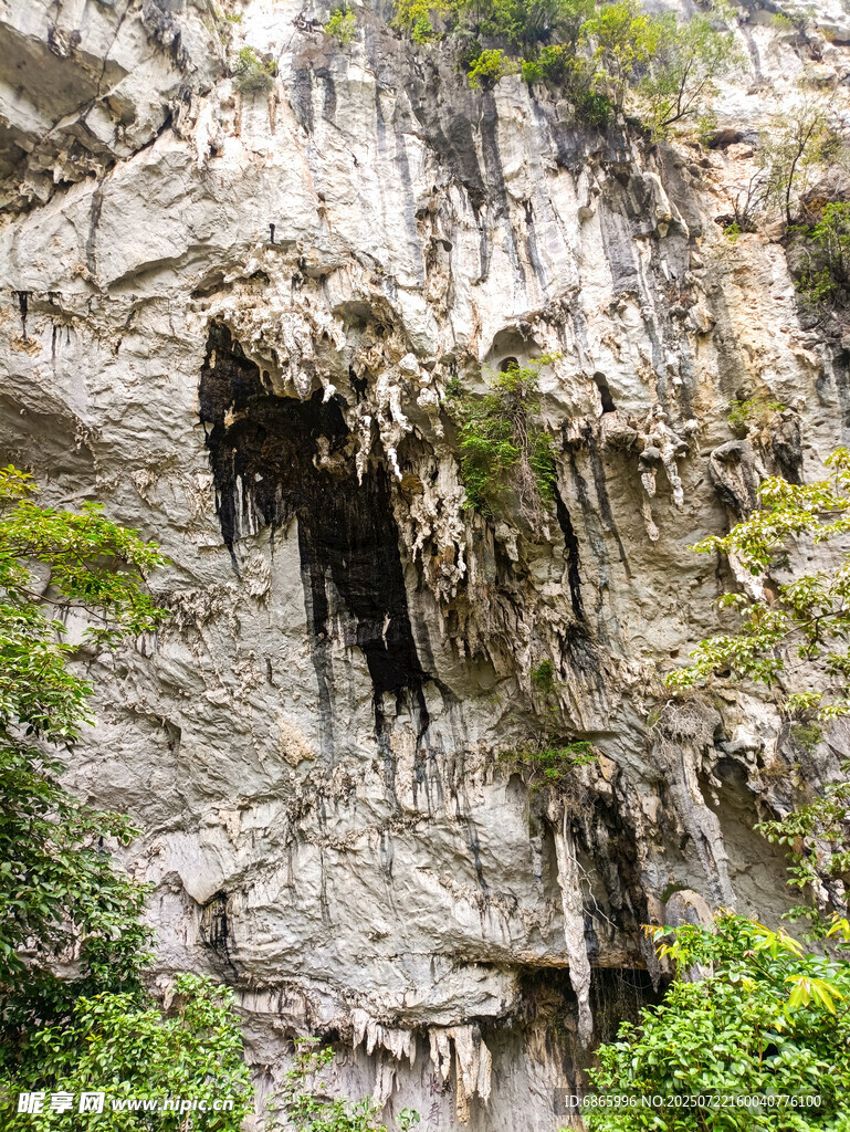 陡峭岩壁上的自然景观