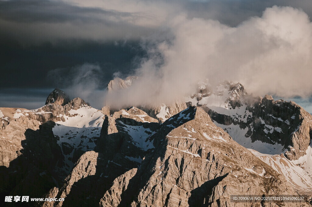 壮丽雪山云雾环绕美景