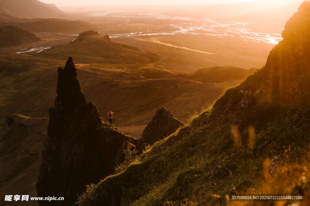 夕阳下的壮丽山峰景观
