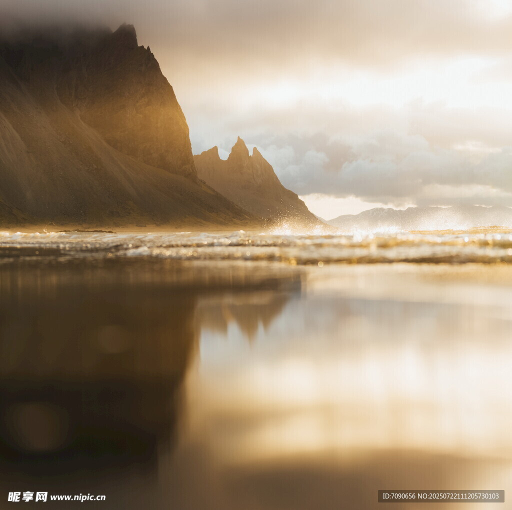 海边壮丽山景与金色光影