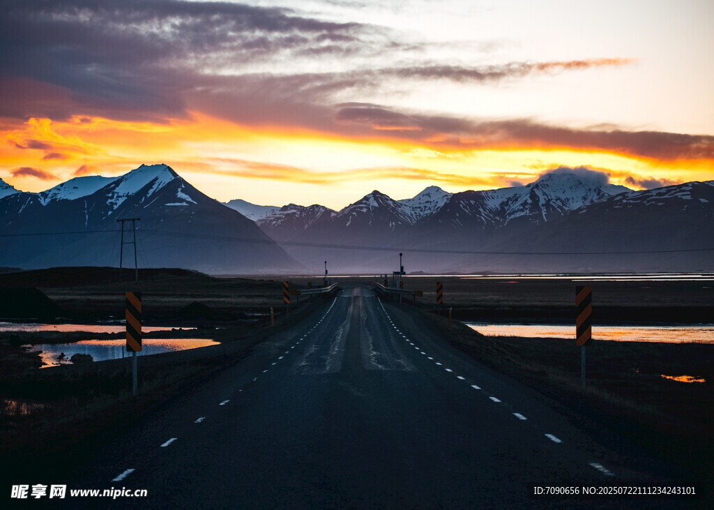 夕阳下的旷野公路美景