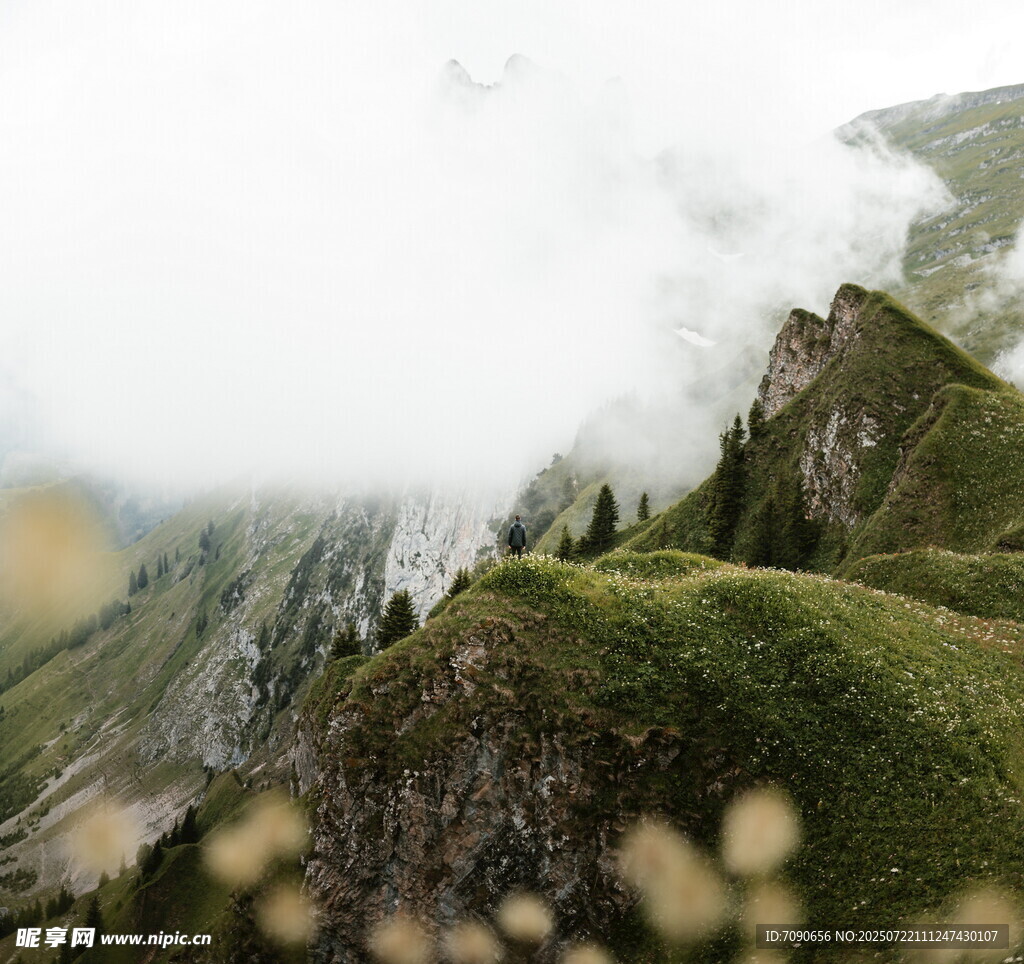 云雾缭绕的山间美景