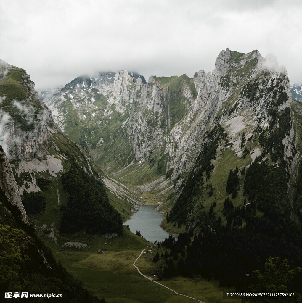 山间湖泊美景