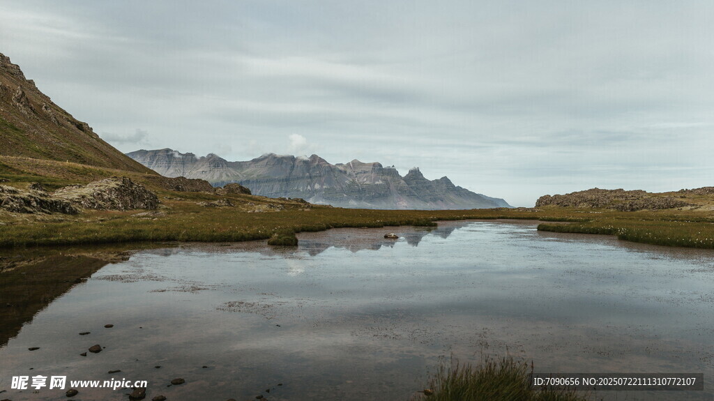 山间静谧湖景