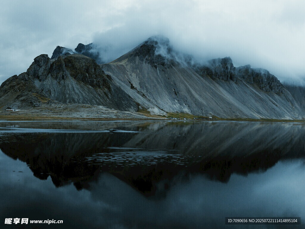 云雾缭绕的山水倒影美景