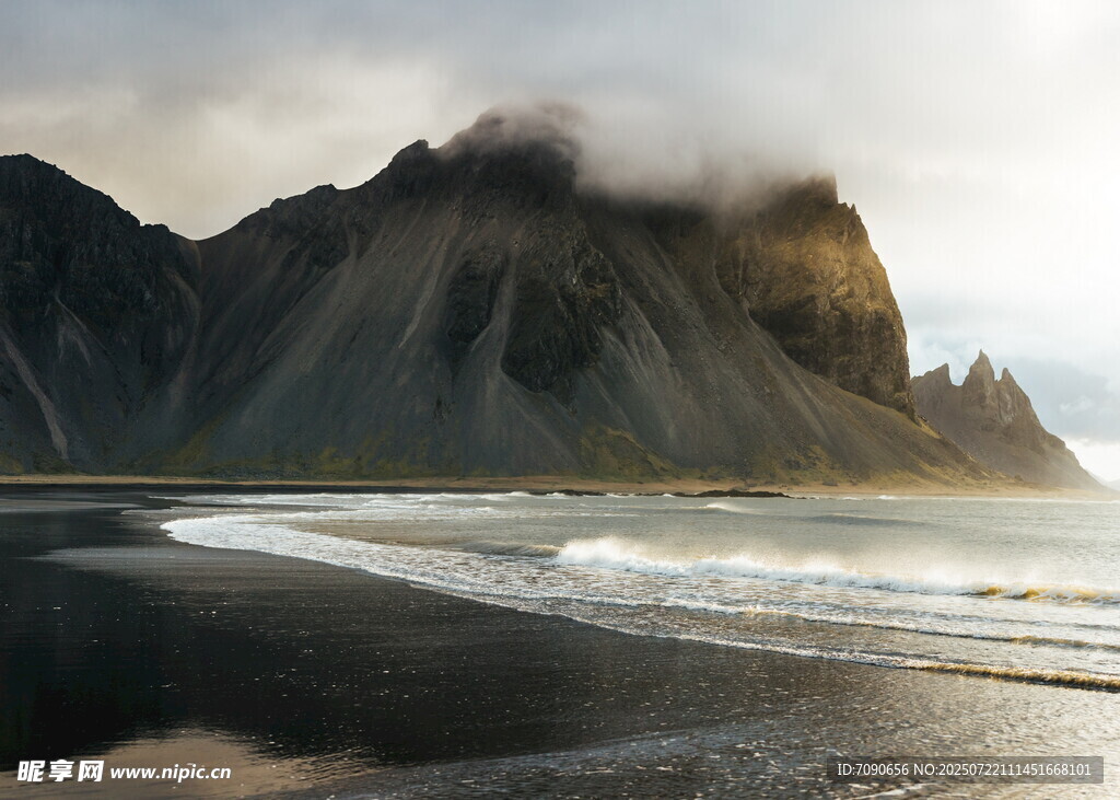 海边壮丽山峦与海浪景观