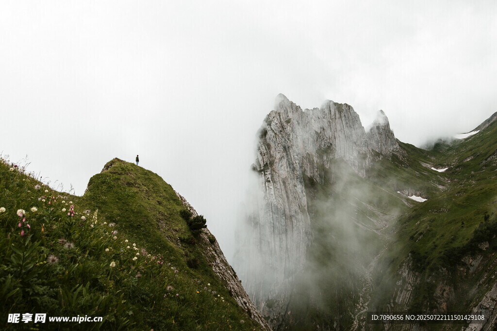 云雾缭绕的峻峭山峰