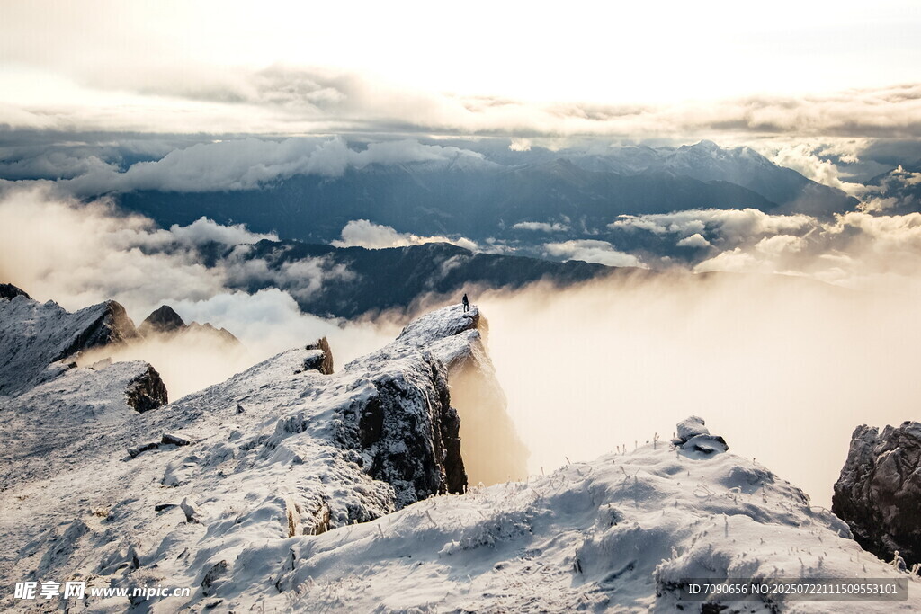 雪山云海壮丽景观