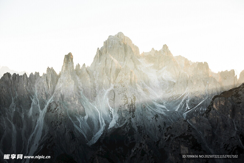 梦幻山峦云雾缭绕之景