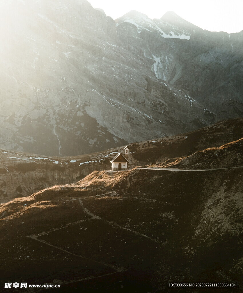 山间晨光下的崎岖地貌