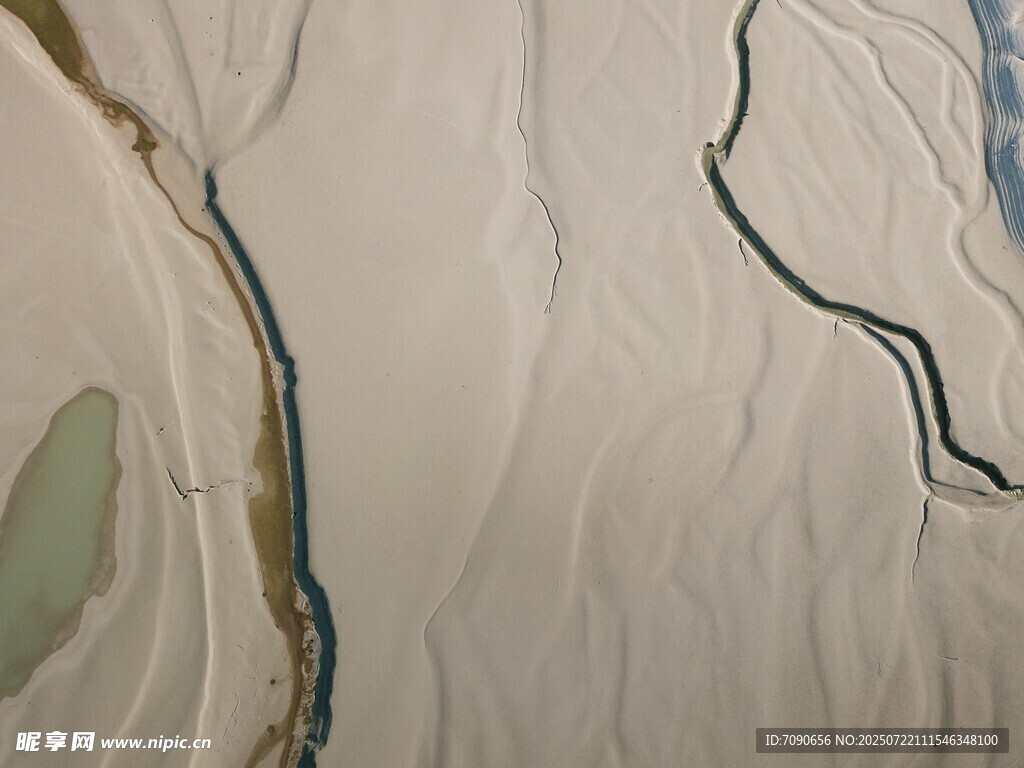 蜿蜒河流与地貌景观
