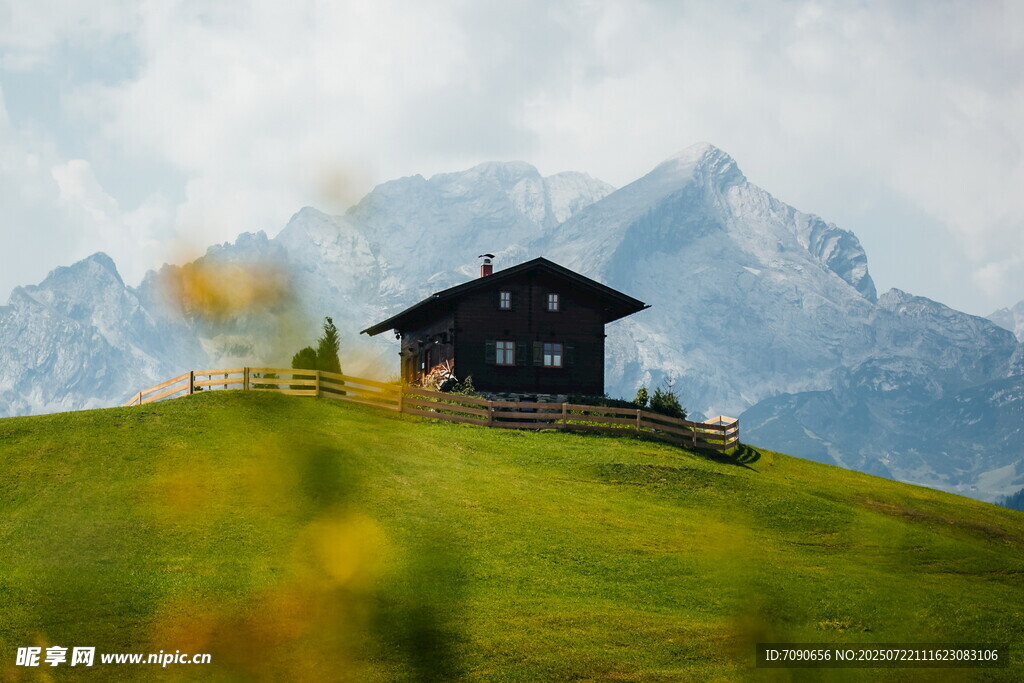 山间小屋邂逅自然美景