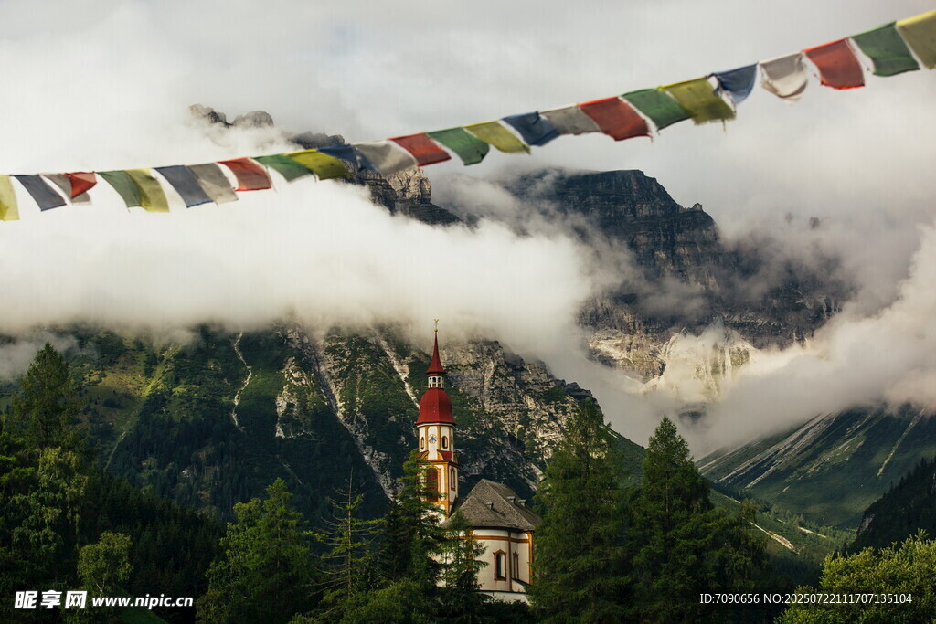 山间经幡与小屋的美景