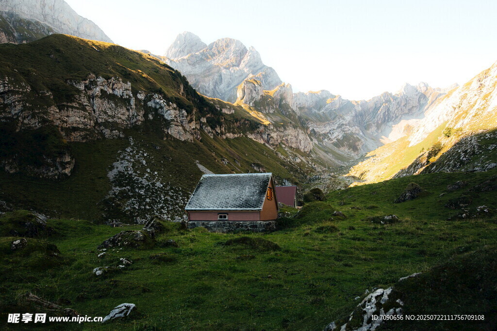山间小屋的静谧美景