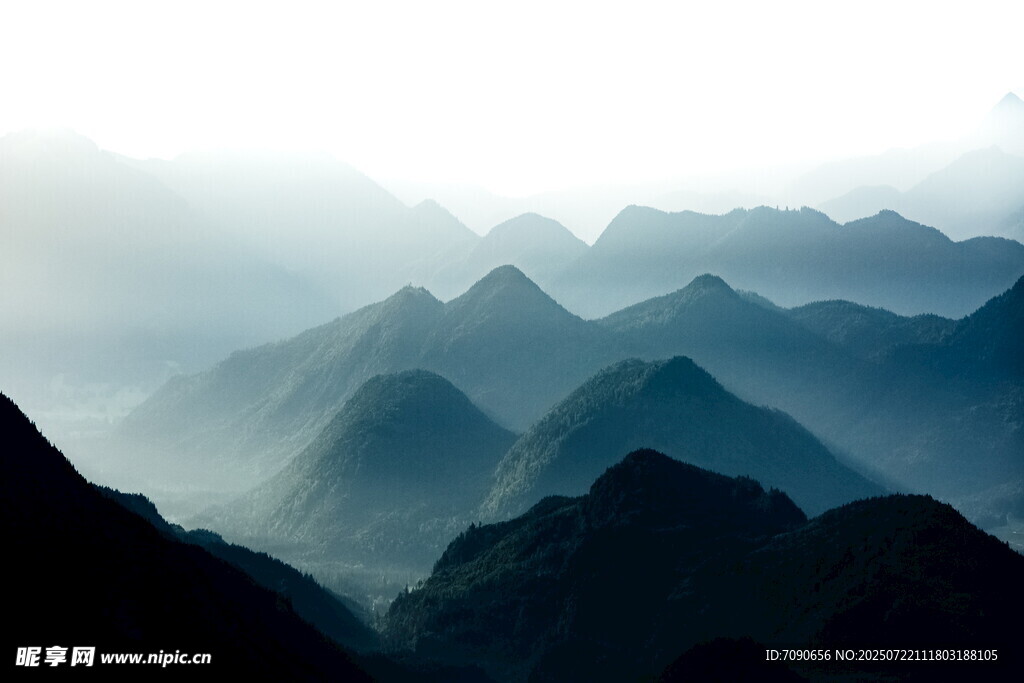 云雾缭绕的层叠山峦