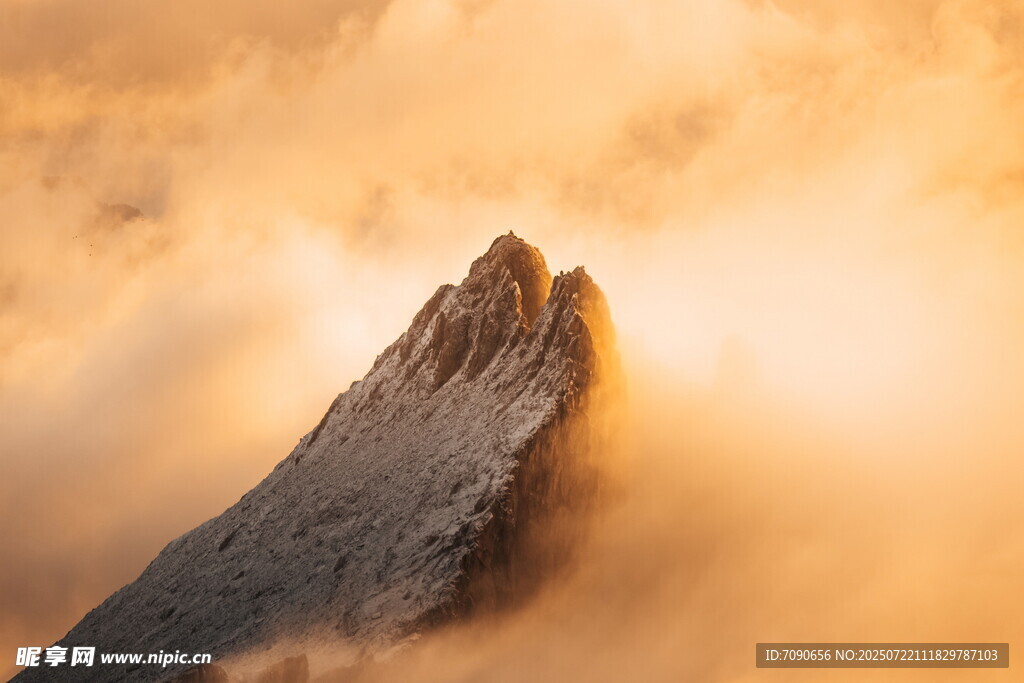 云雾中巍峨耸立的山峰