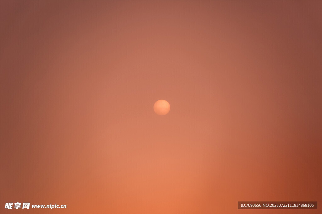 夕阳西下的静谧天空