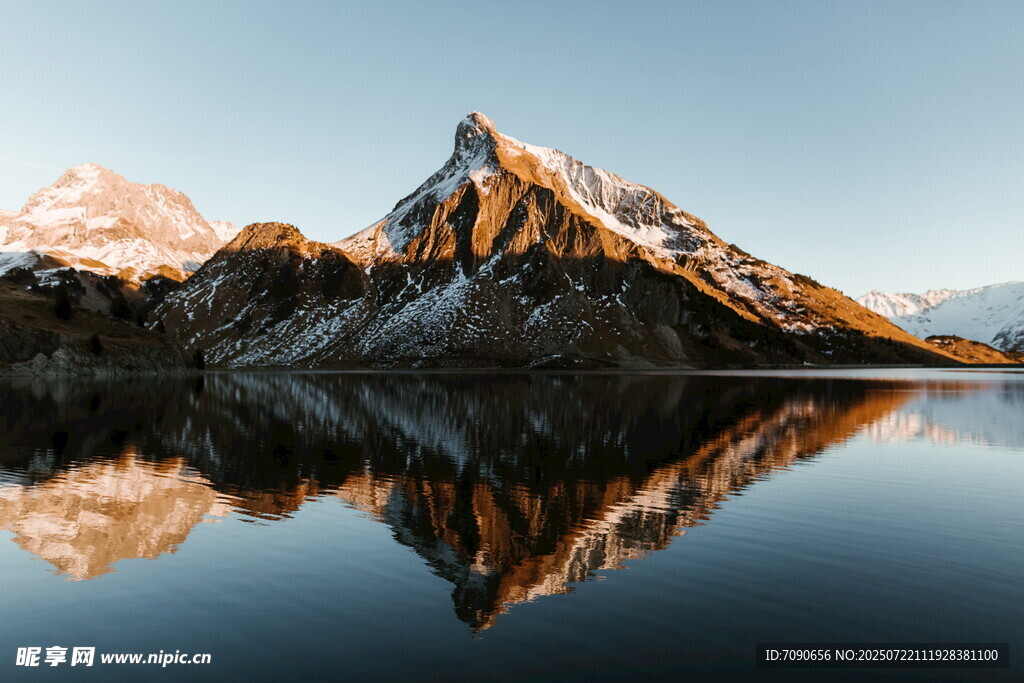 壮丽雪山倒映于平静湖面