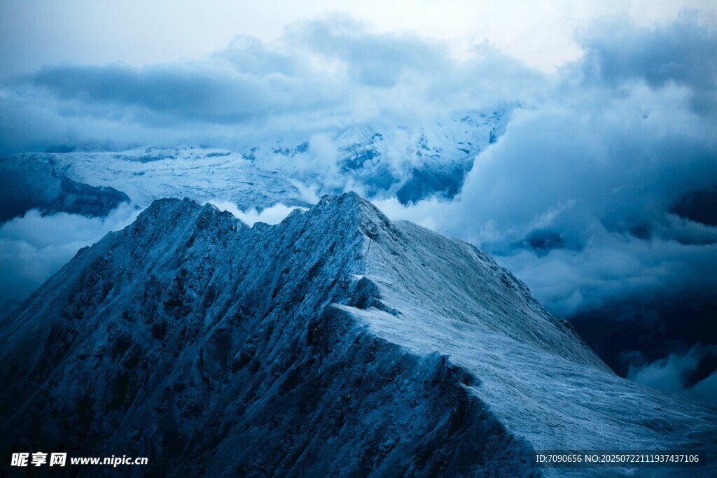 云雾缭绕的巍峨雪山