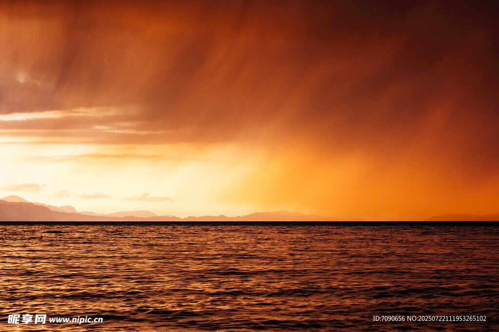 海上壮丽夕阳雨幕景观