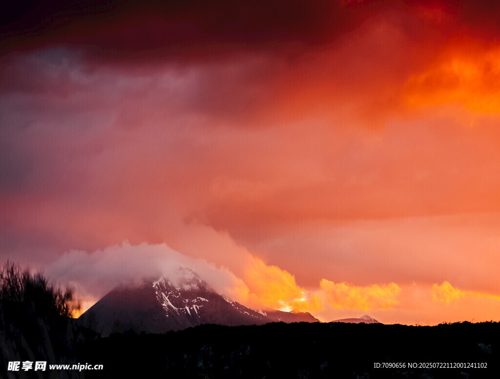 壮丽火山落日景观