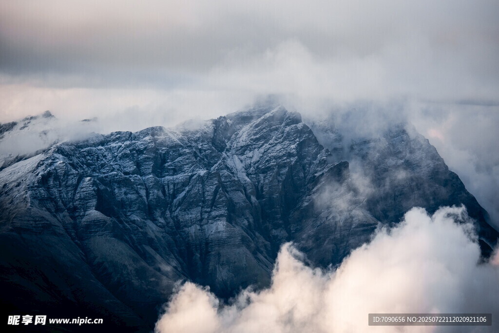 云端山峦壮丽景观