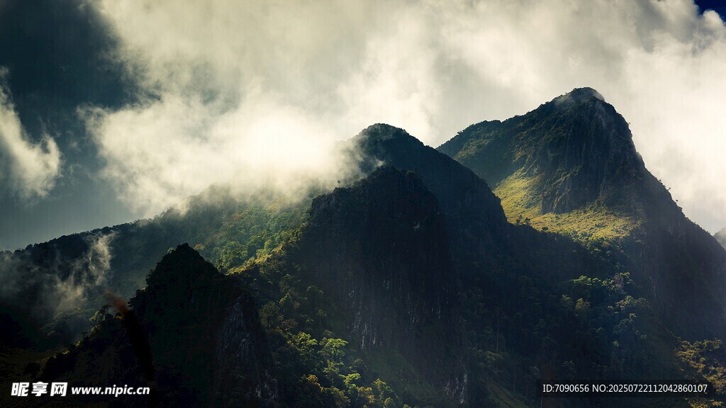 云雾缭绕的壮丽山峰