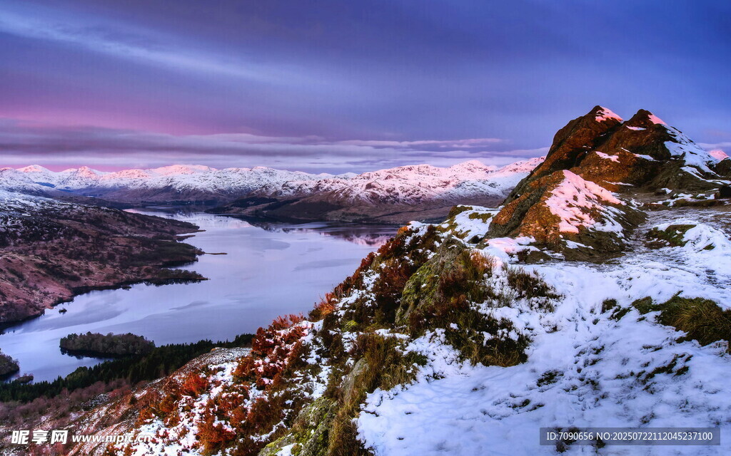 雪覆山峦的壮丽黄昏景色