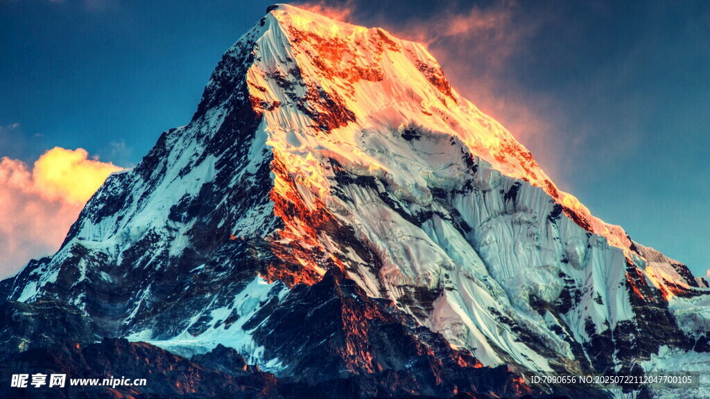 壮丽雪山日出美景