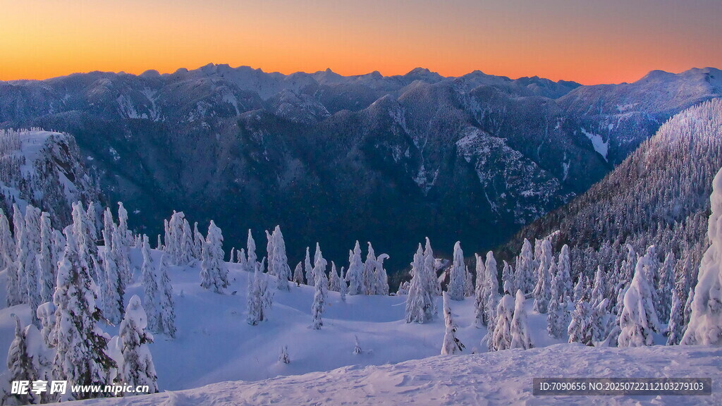 冬日雪山壮丽黄昏景色