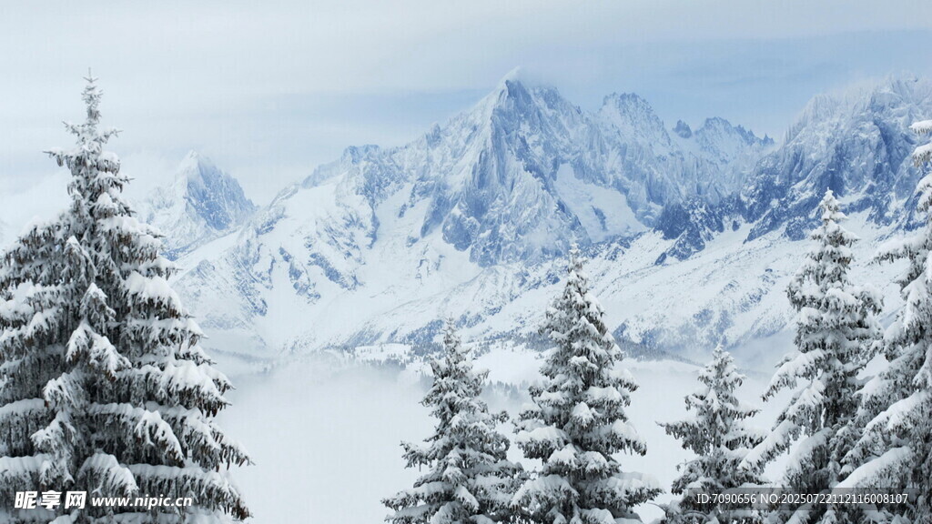 雪覆山林间的壮丽雪山景
