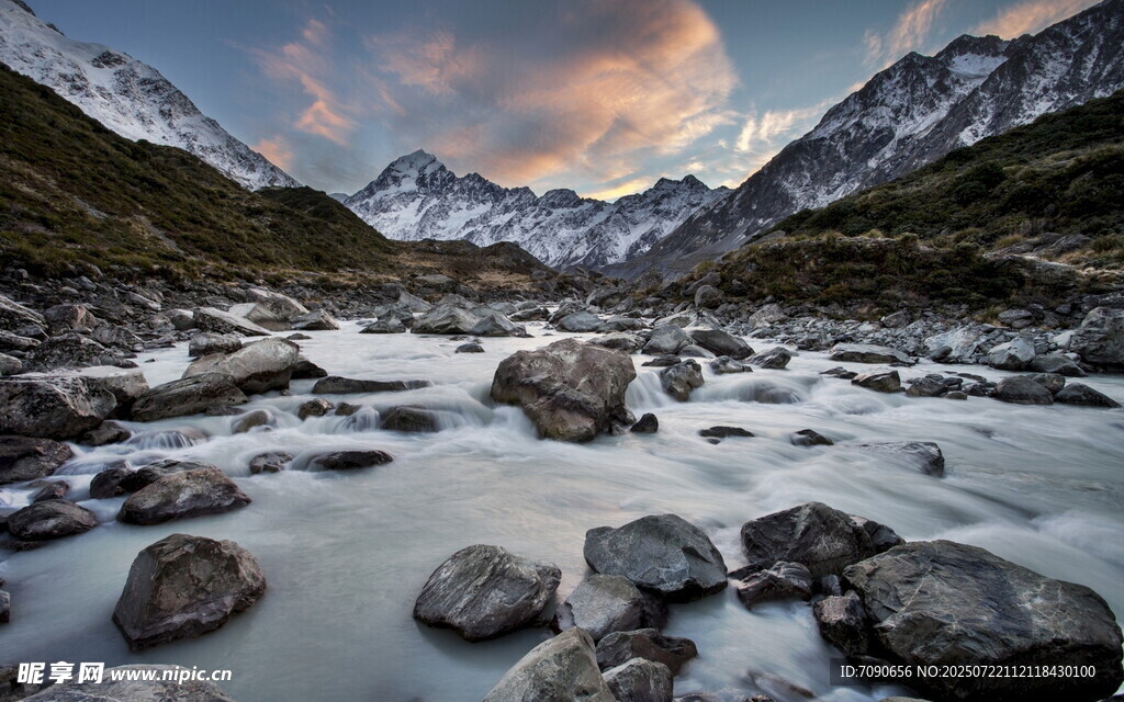 山间溪流与壮丽雪山景观