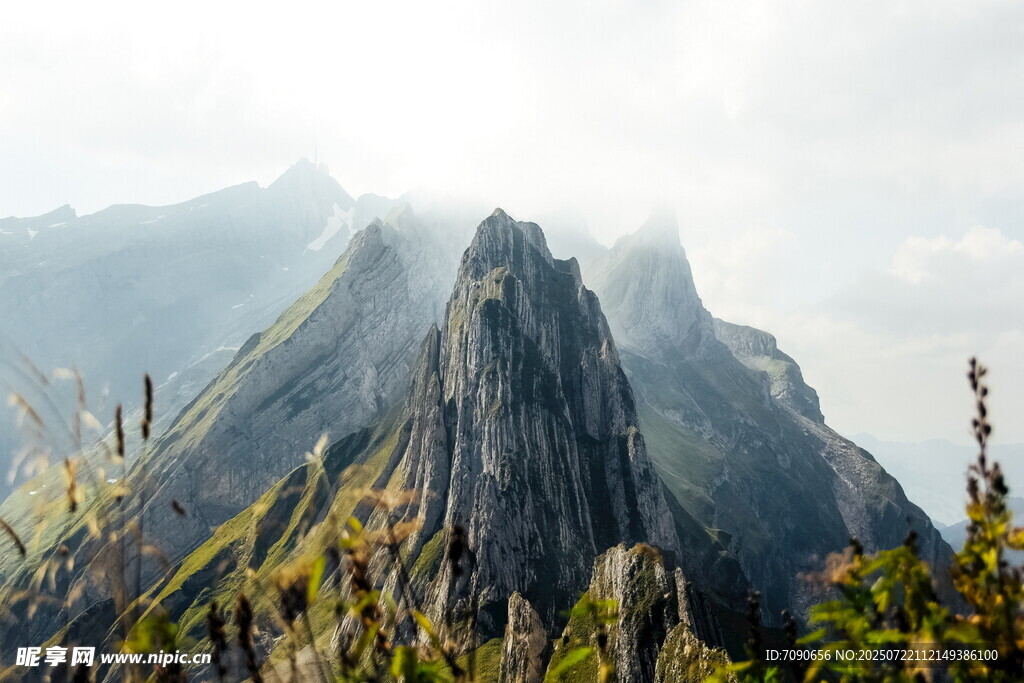 巍峨山峰云雾缭绕美景