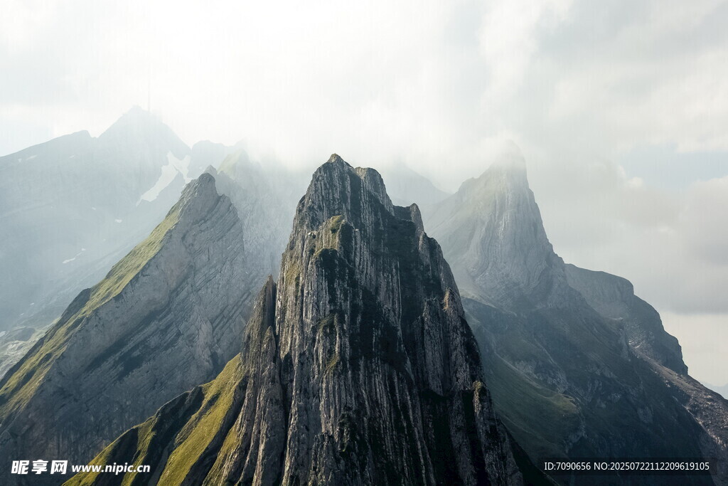 巍峨峻峭的壮丽山峰