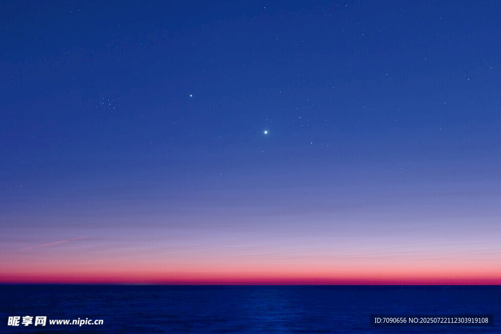 海上日出前的静谧夜空