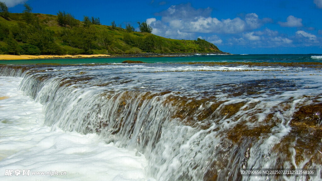 海边浪花拍打礁石美景