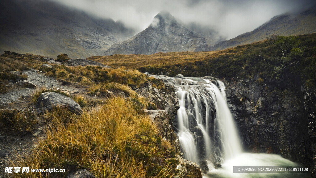 山间瀑布与秋色美景