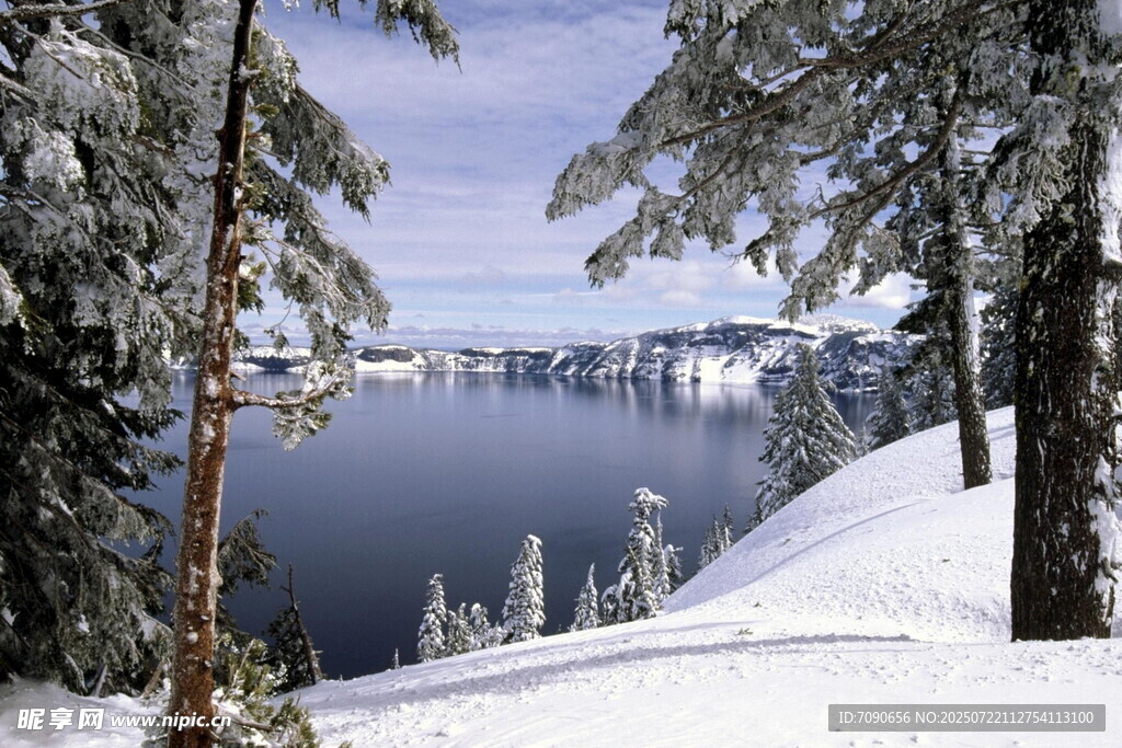 冬日雪景中的静谧湖泊