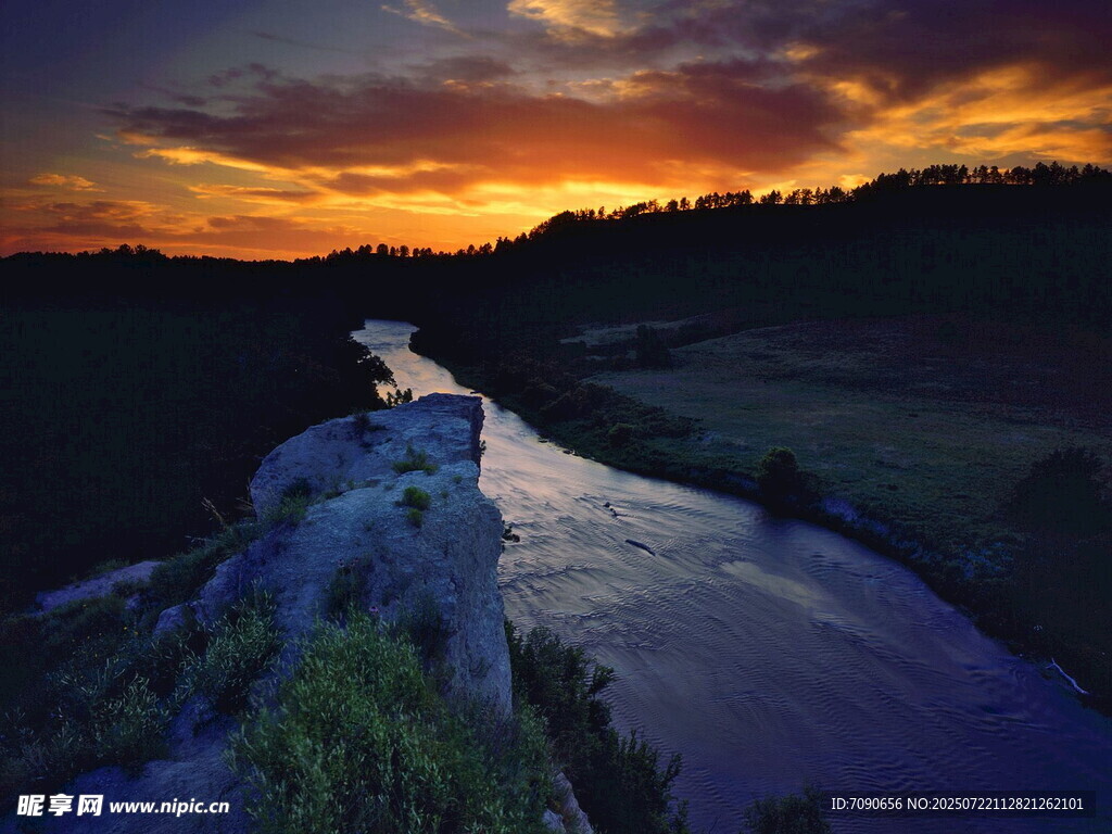 夕阳下的河畔美景