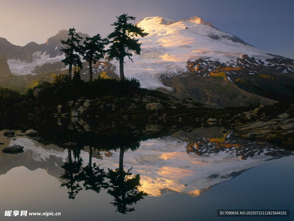 雪山湖畔美景