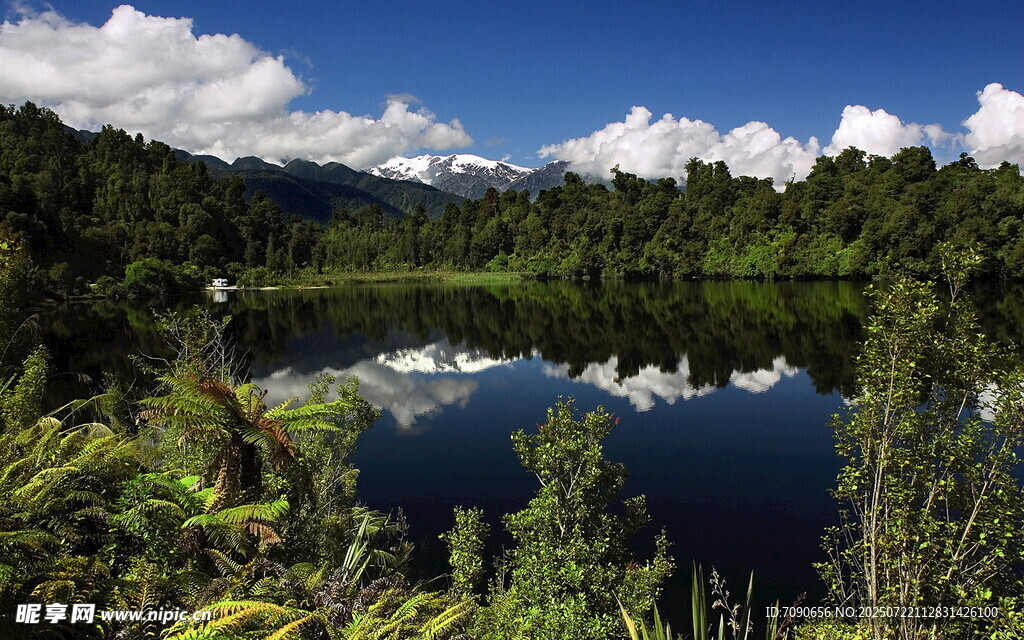 美丽静谧的山间湖泊景色