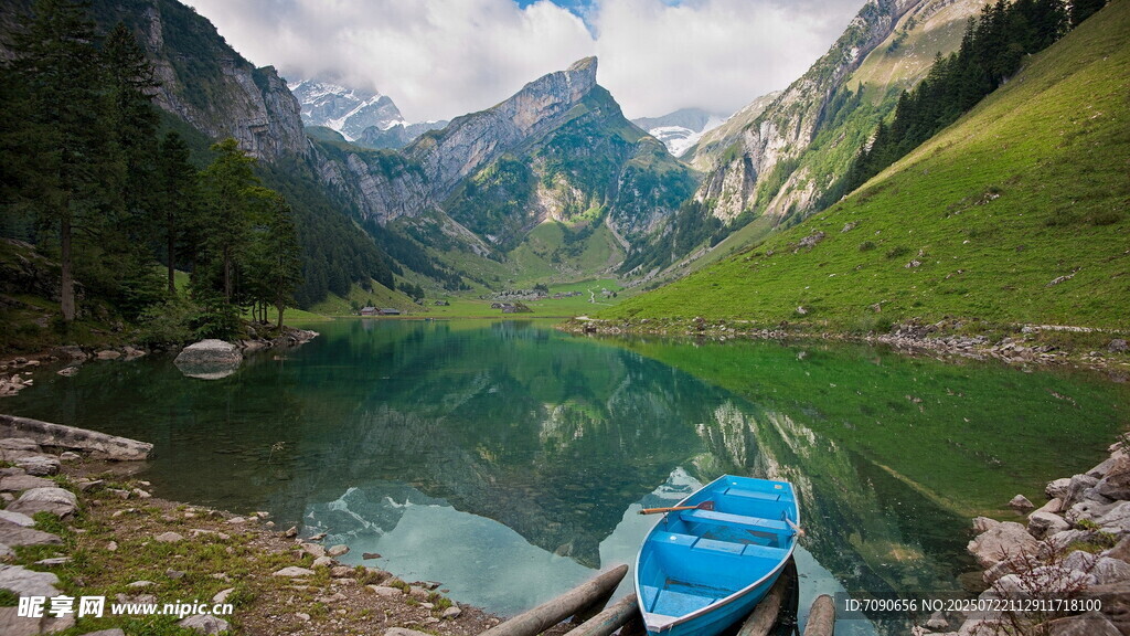 湖畔蓝舟青山绿水美景