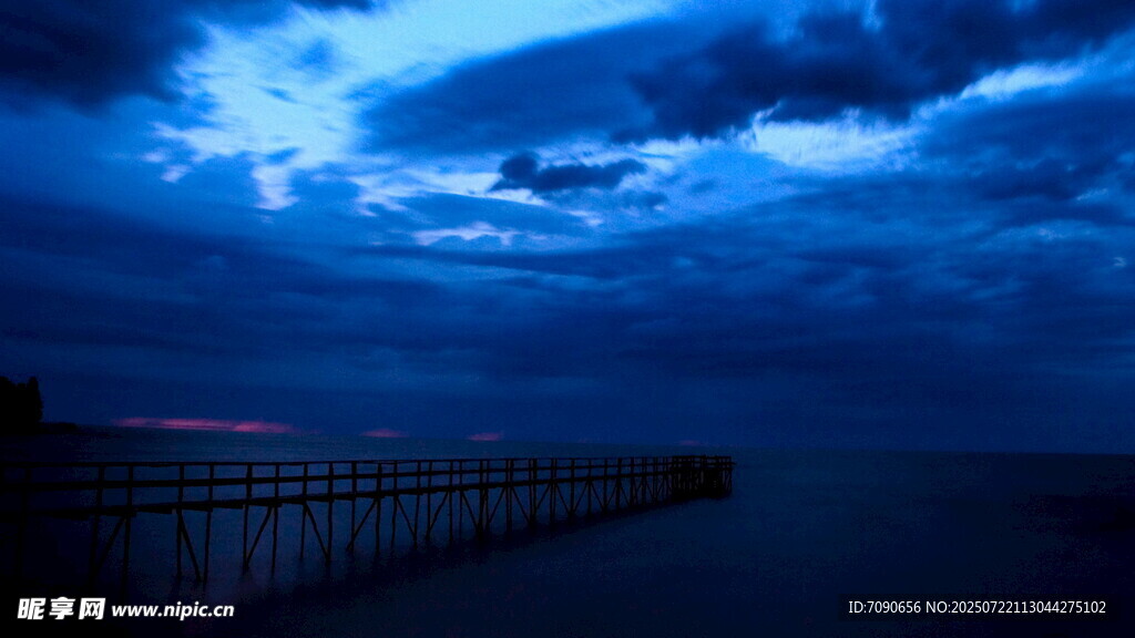 夜幕下的海边栈桥